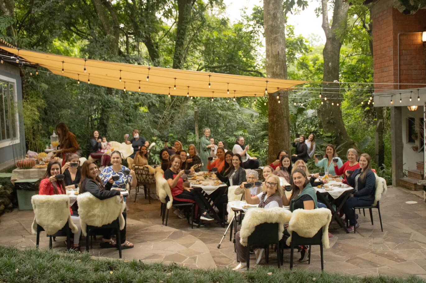 Encontro da comunidade com mulheres reunidas em um evento