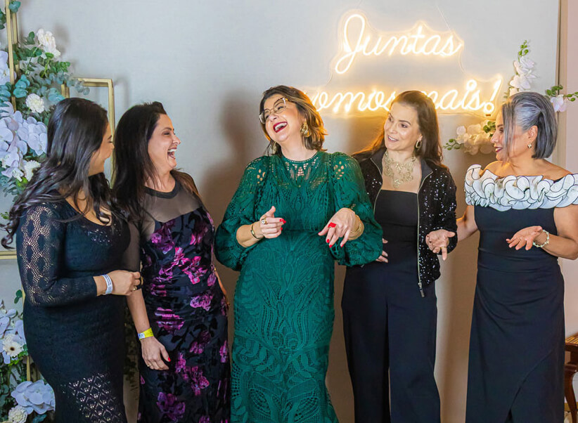 Mulheres reunidas em evento da comunidade