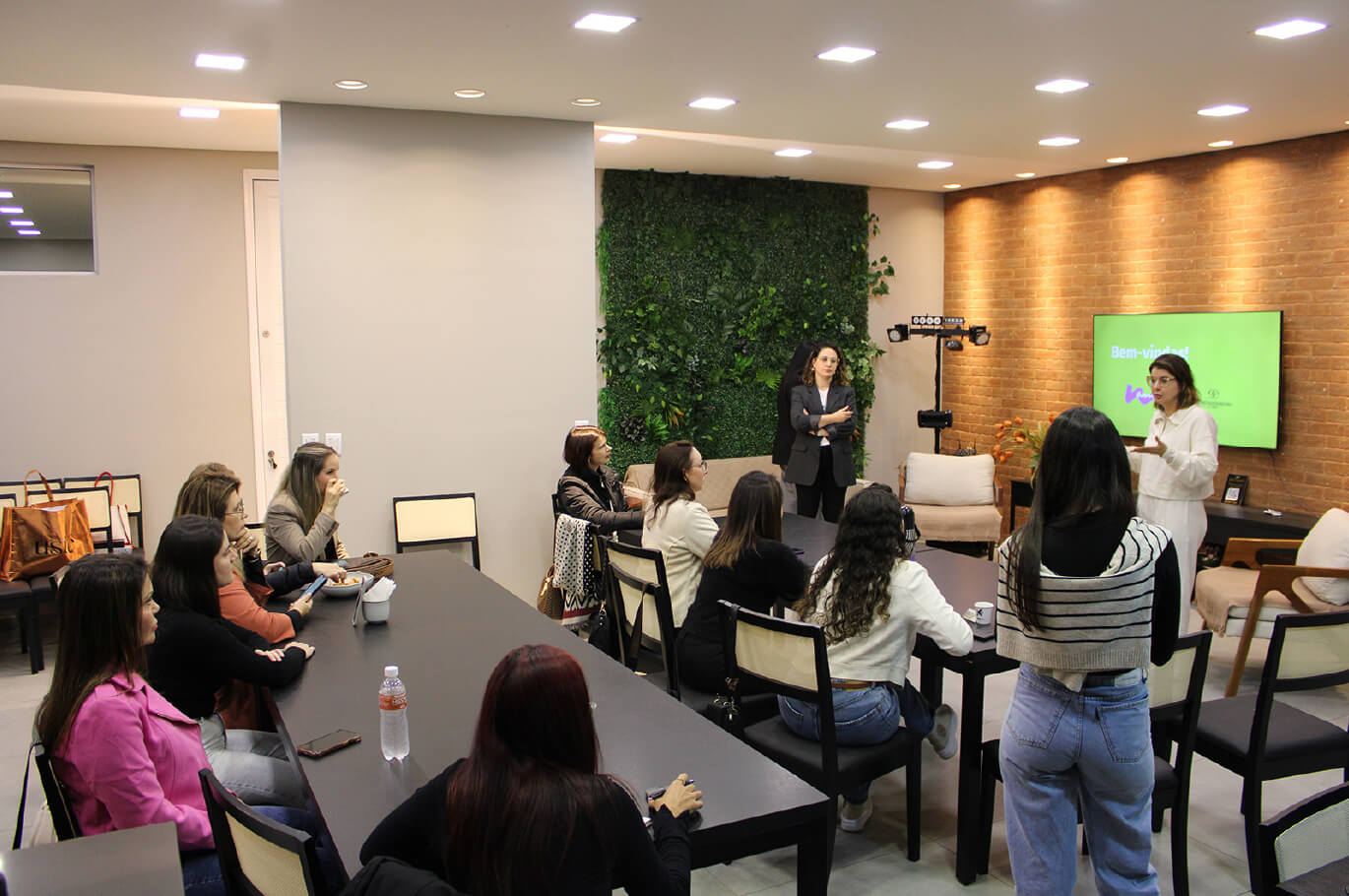 Workshop com mulheres reunidas em ambiente de aprendizado