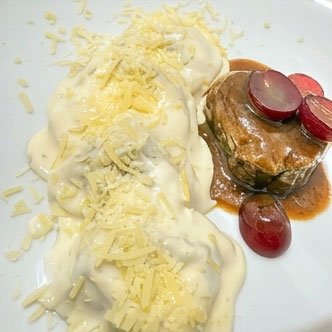 Medalhões de filé mignon com molho especial de frutas vermelhas reduzidas