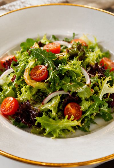 Mix de folhas verdes com tomatinho cereja e molho de finas ervas