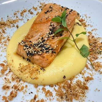 Salmão grelhado com duo de gergelim