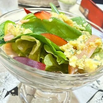 Mix de folhas verdes com tomatinho cereja e molho de finas ervas